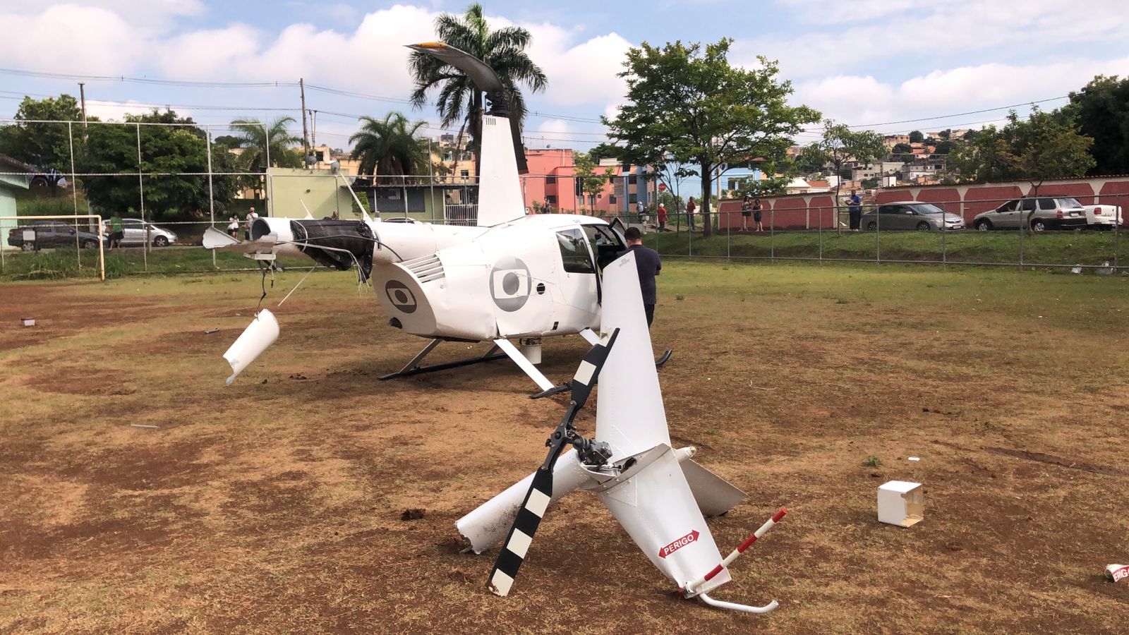 Helicóptero da Globo que cobriu acidente com Marília Mendonça faz pouso forçado e fica parcialmente destruído
