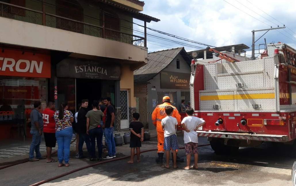 Bombeiros controlam incêndio em restaurante em Martins Soares