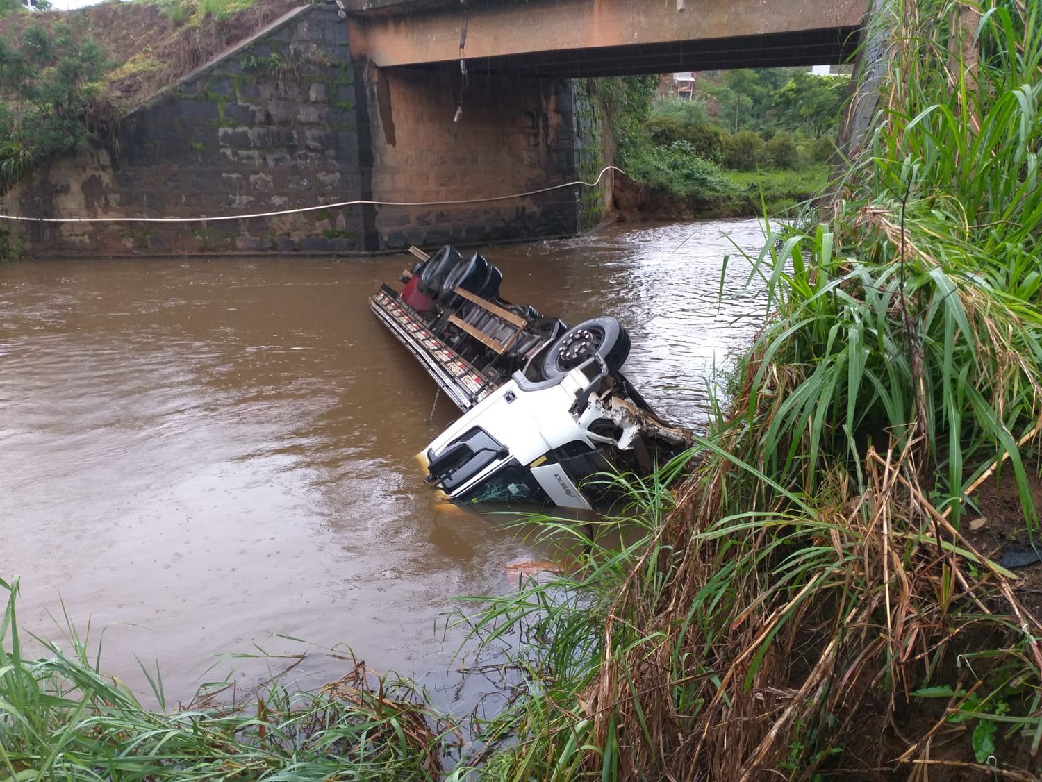 Caminhão cai dentro do rio Manhuaçu na BR-116