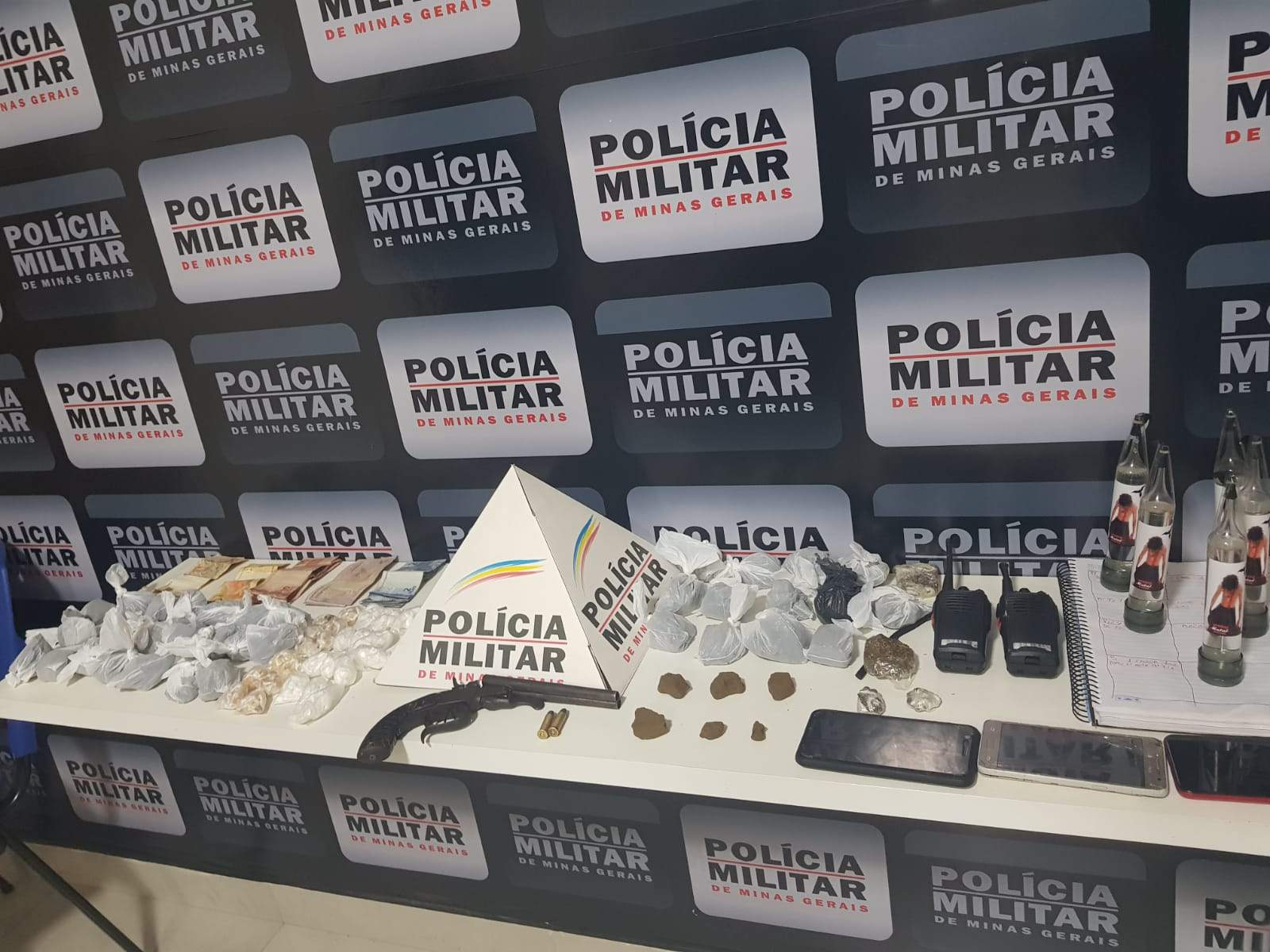 Policiais militares apreendem menor e grande quantidade de drogas no bairro Santana