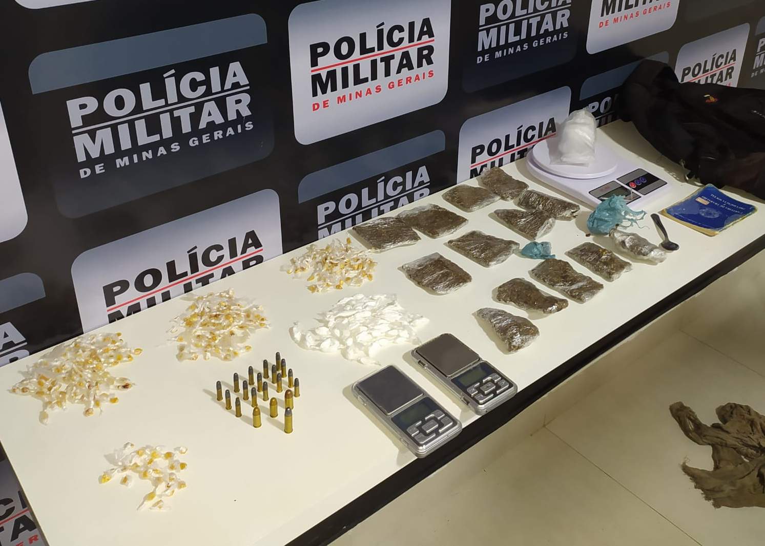 Drogas e armas apreendidas na Operação Pandion da PM em Manhuaçu
