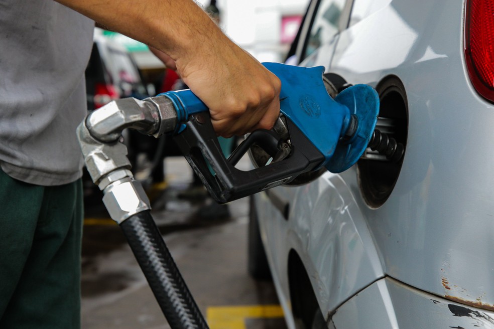 Gasolina tem 6ª semana consecutiva de alta e chega a quase R$ 8
