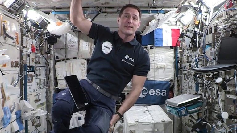 Grupo de astronautas deixa ISS e inicia retorno à Terra