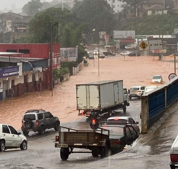 Chuvas fortes provocam alagamentos em Manhuaçu