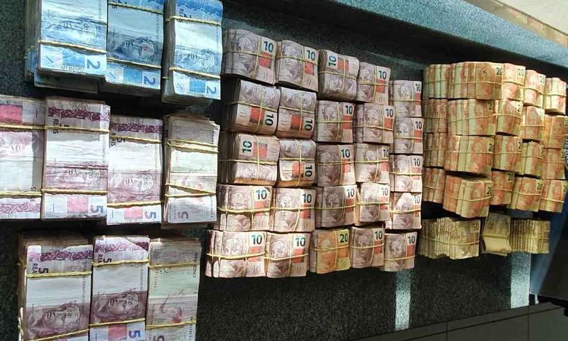 Homem é preso com quase R$ 300 mil em dinheiro