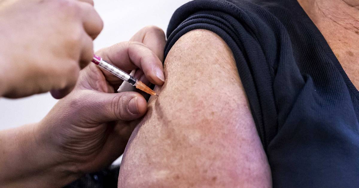 Homem tenta se vacinar contra COVID usando falso braço de silicone