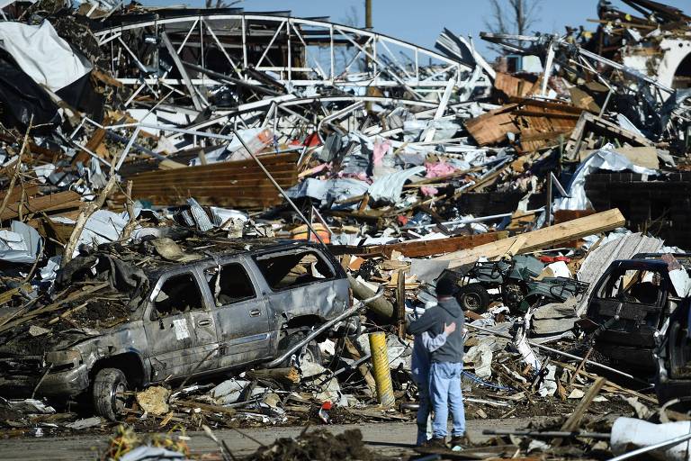 Mortos por tornados nos EUA passam de 90, e equipes buscam sobreviventes