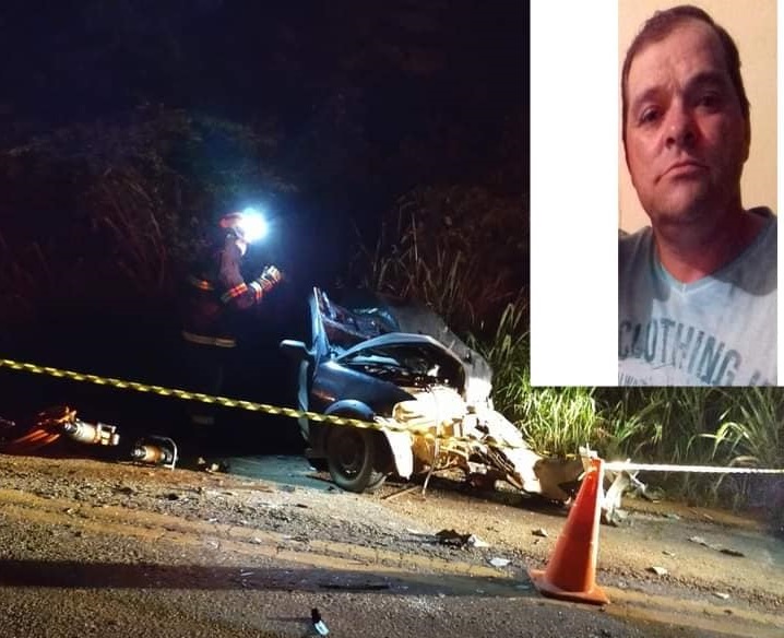 Motorista morre após bater carro de frente em caminhão na caminhão na MG-111