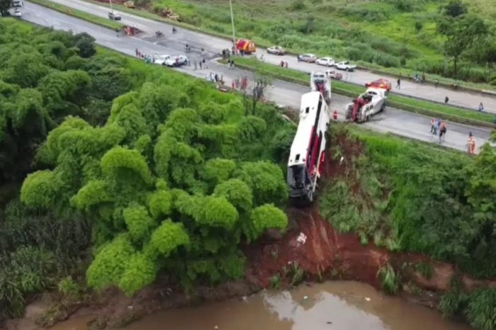 Ônibus cai em ribanceira, e acidente deixa cinco mortos e 45 feridos