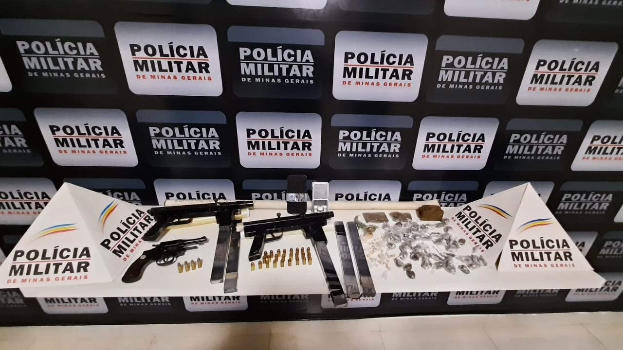 PM recolhe mais três armas e apreende drogas no bairro Santana em Manhuaçu