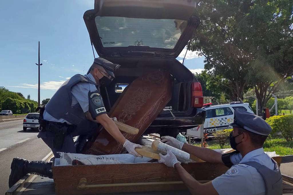 Polícia apreende droga escondida em caixão dentro de carro funerário