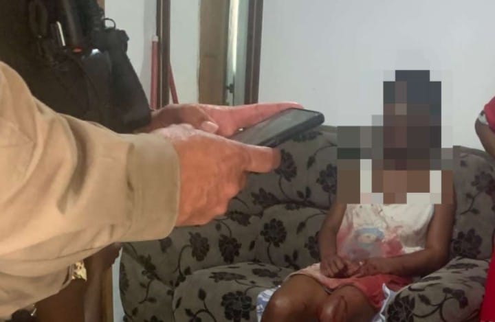 Mulher de 20 anos da à luz em avião, abandona bebê na lixeira e é presa
