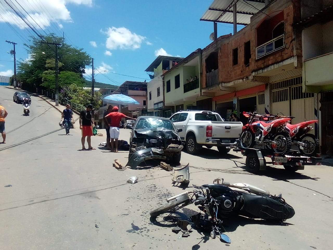 Corpo de Bombeiros de Manhuaçu socorre motoqueiro em acidente no Bairro Matinha