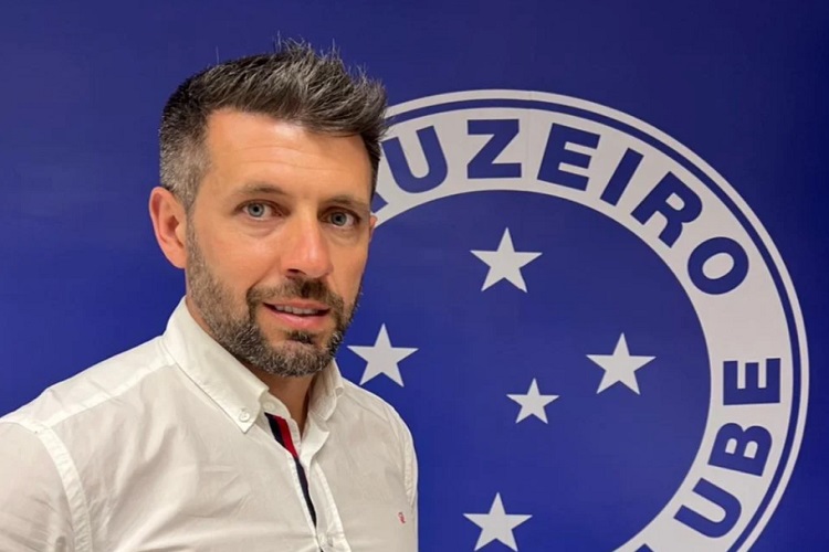 Jovem uruguaio Paulo Pezzolano assina contrato e é o novo treinador do Cruzeiro