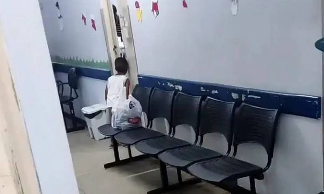 Médica obriga mãe a deixar um dos filhos sozinho em corredor
