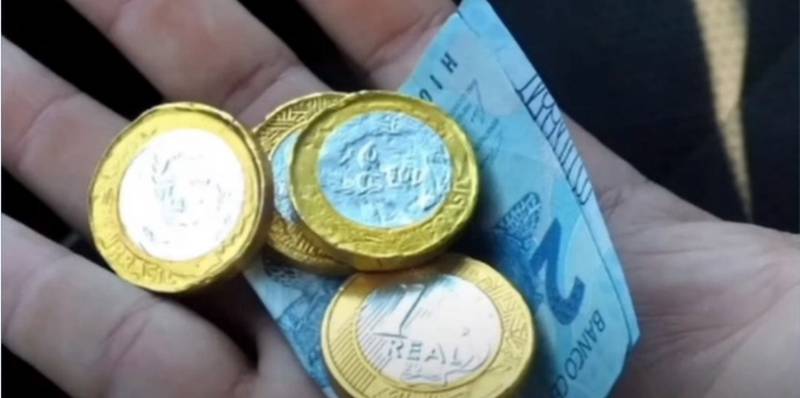 Mulher paga motorista de aplicativo com moedas de chocolate em vez de dinheiro
