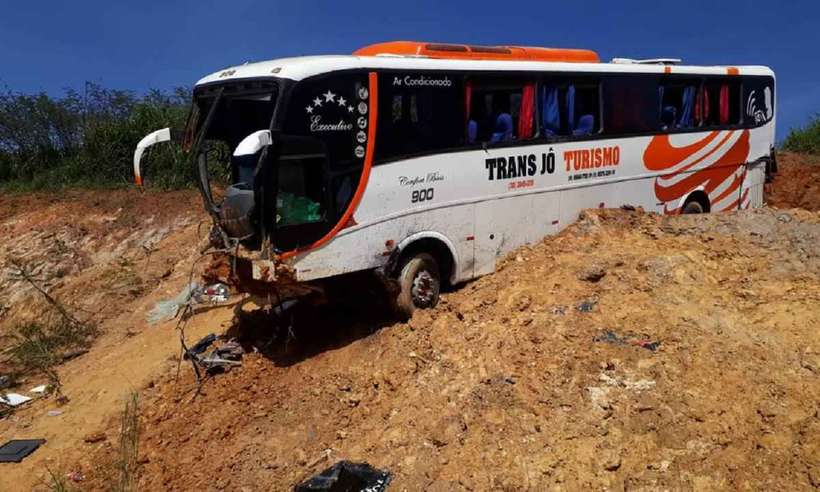 Ônibus com 36 pessoas sai da pista e bate em barranco no interior de Minas