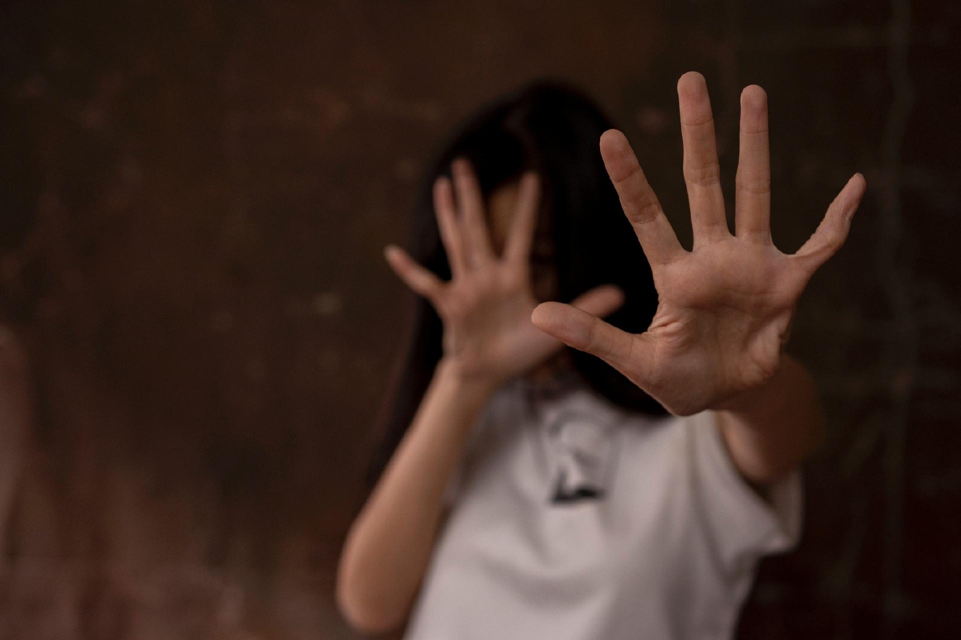 Mulher denuncia estupro sofrido pela filha de 13 anos e acaba presa