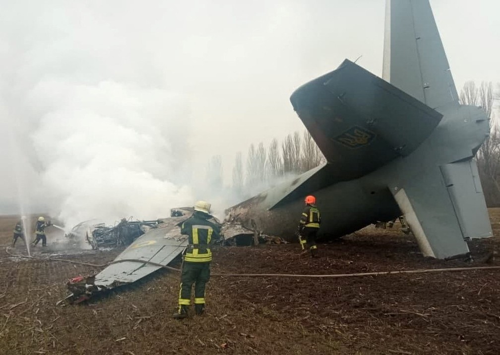 Avião militar da Ucrânia cai com 14 pessoas a bordo