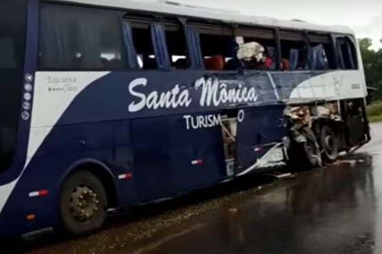Acidente entre carreta e caminhão deixa dois mortos e sete feridos em Minas