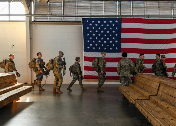 Pentágono ordena envio de 7.000 soldados dos EUA para a Europa, diz oficial da Defesa