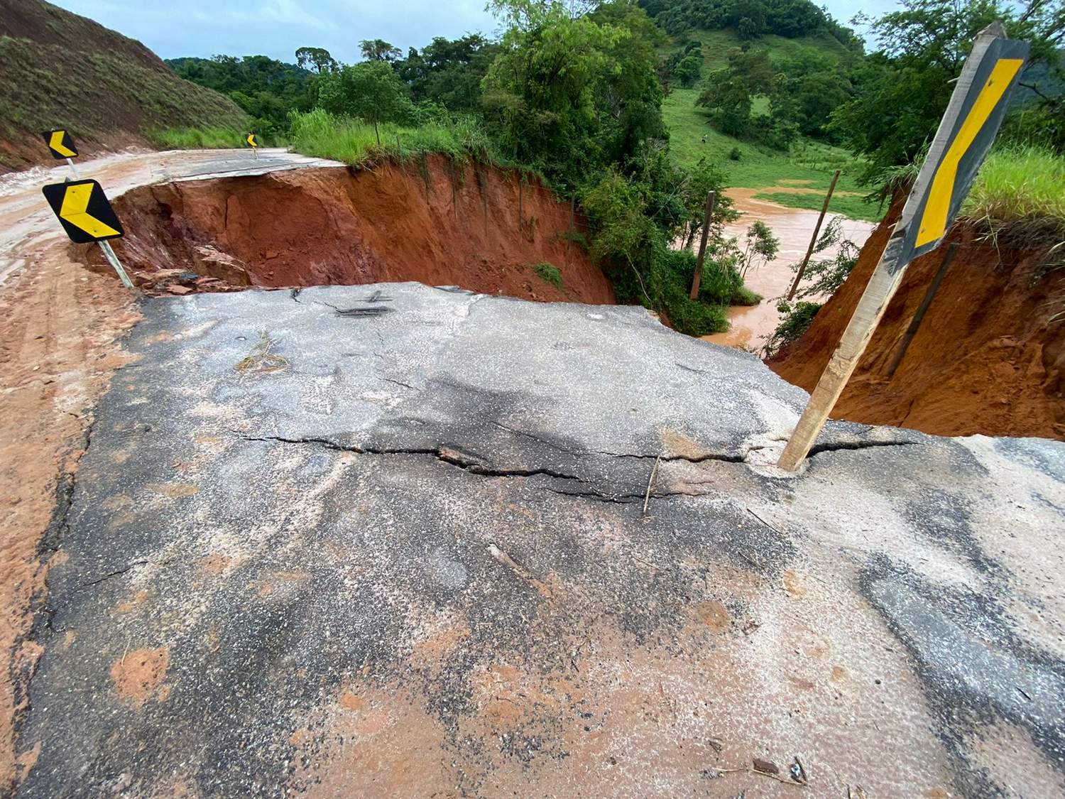 Erosão ameaça trecho da rodovia de Conceição de Ipanema