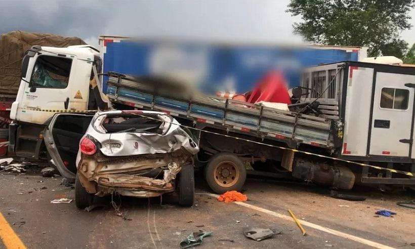 Mulher morre em acidente entre carreta, três caminhões e dois carros
