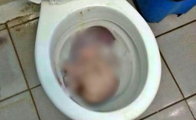 Feto é encontrado dentro de vaso sanitário