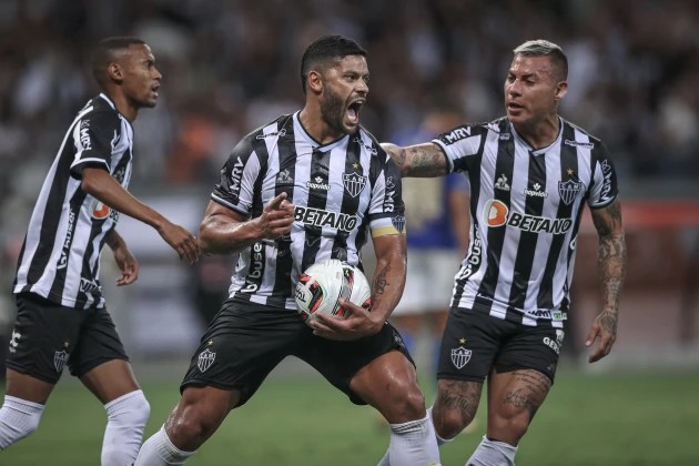 Atlético vira sobre Cruzeiro e dispara na liderança do Mineiro