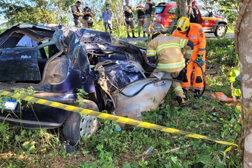 Família que seguia para velório em Minas morre após carro bater em árvore