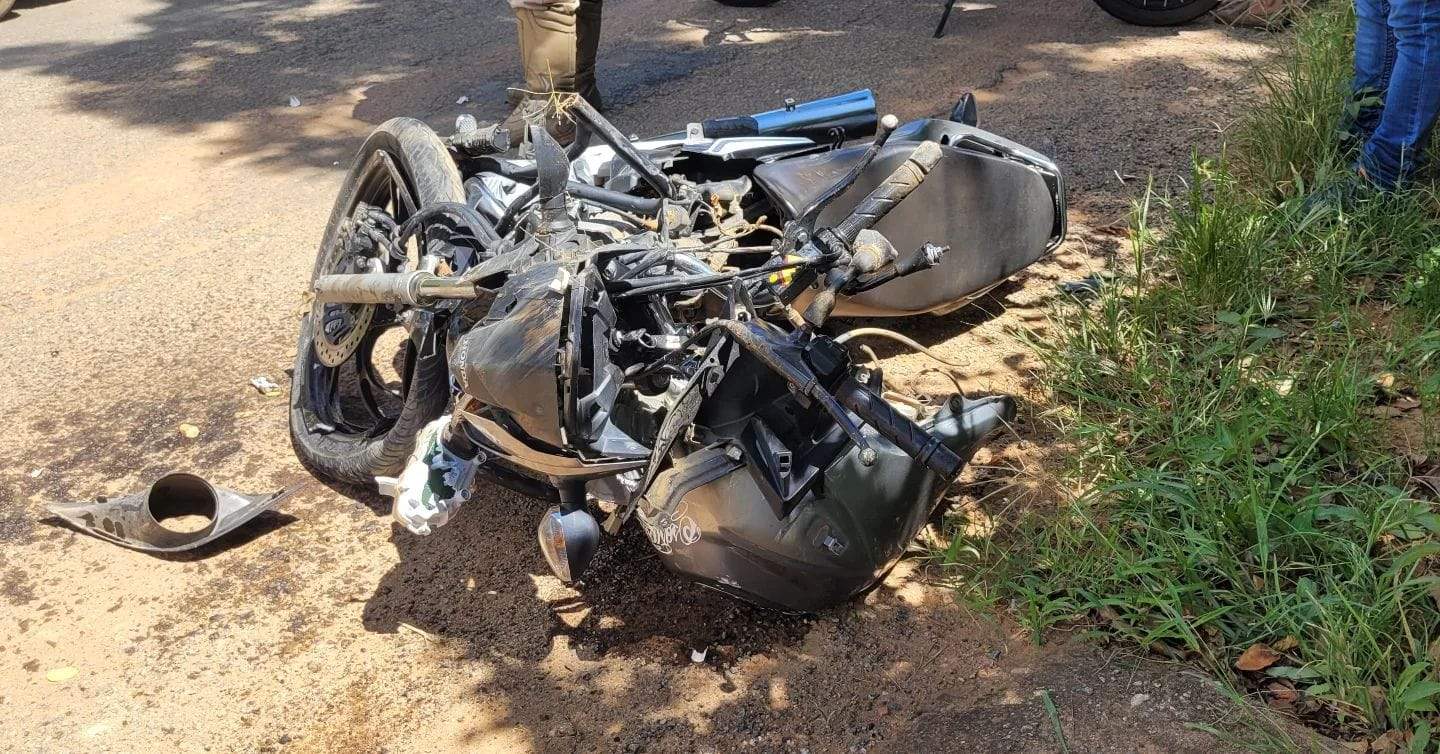 Ocupantes de motocicleta ficam gravemente feridos em acidente