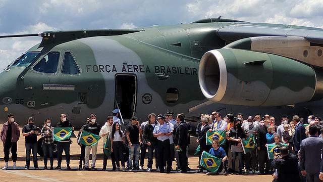 Resgatados da Ucrânia são recebidos por Bolsonaro em Brasília
