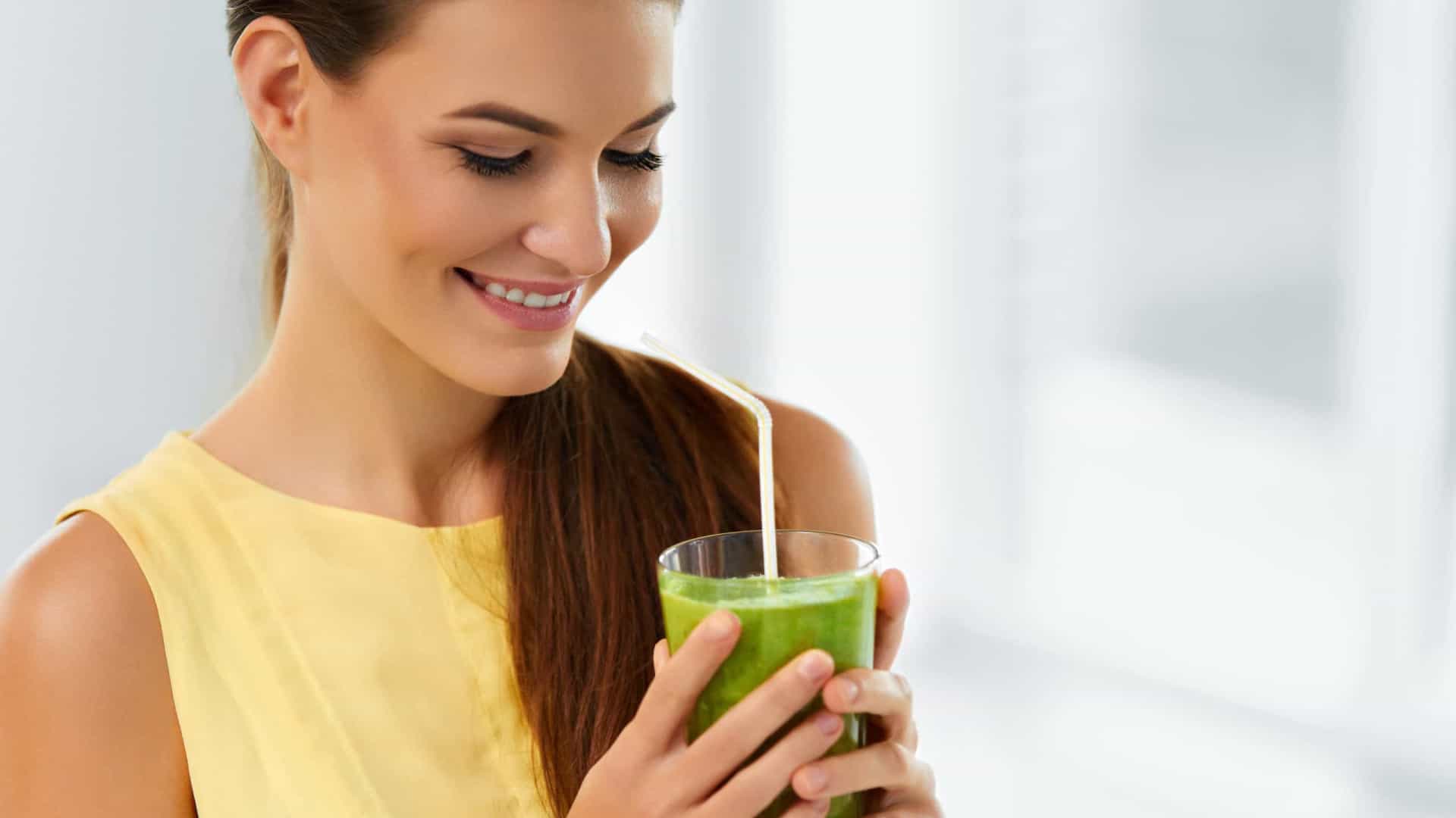 Adeus, excessos! Aprenda a fazer um potentíssimo suco verde ‘detox’