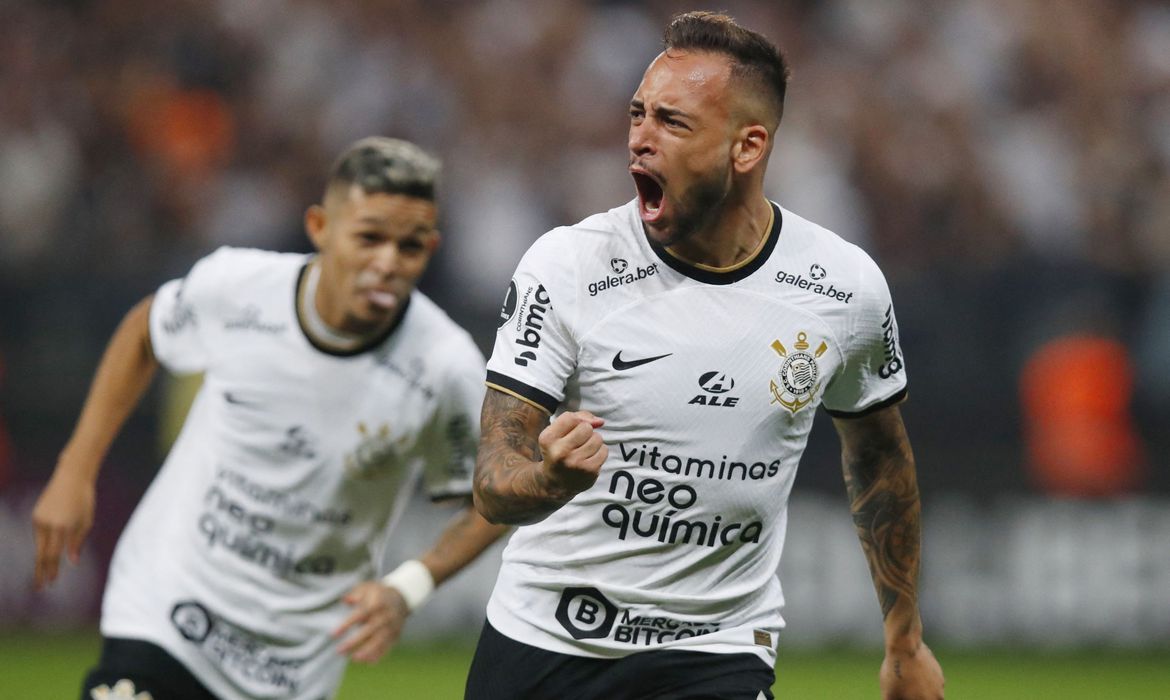 Com dois gols de Maycon, Corinthians supera o Boca Juniors pela Libertadores