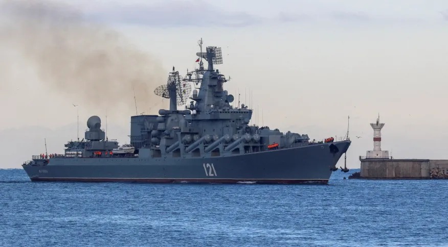 Principal navio russo no Mar Negro foi “seriamente danificado” após explosão