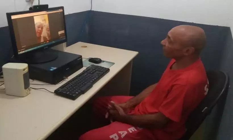 Preso encontra mãe, por videochamada, após 48 anos sem notícias dela em MG