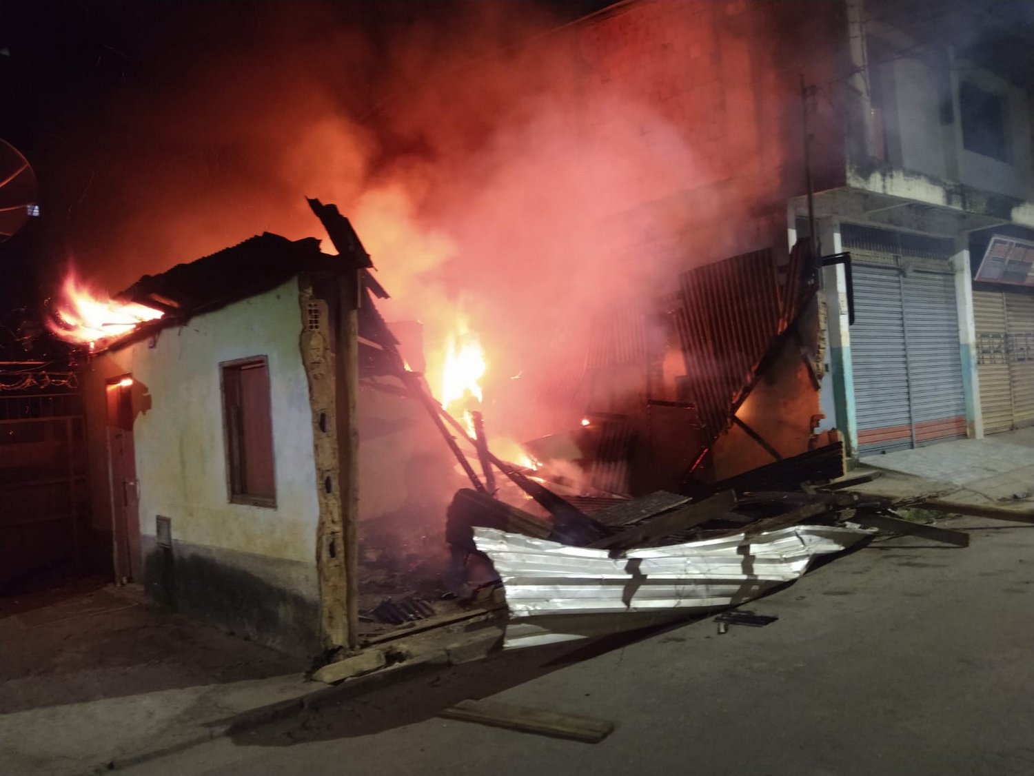 Bombeiros combatem incêndio em casa abandonada na Baixada em Manhuaçu