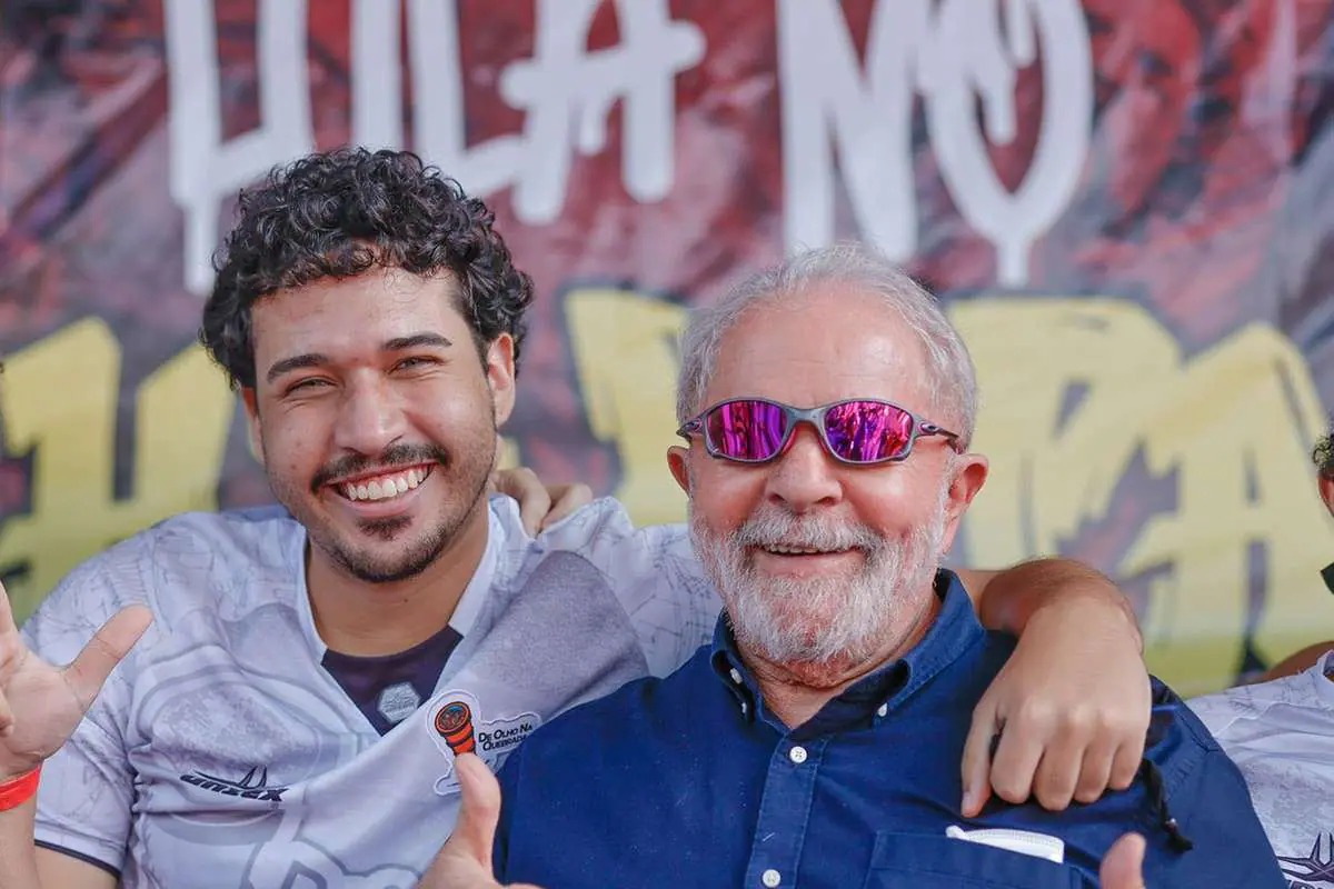 De óculos Juliet, Lula direciona campanha nas redes sociais para jovens