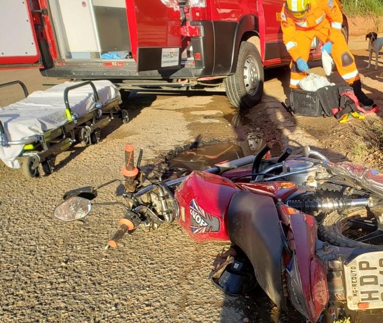 Bombeiros socorrem motociclista em acidente na BR-262