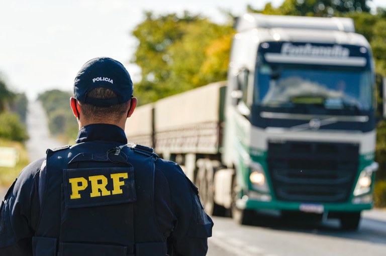 PRF restringe tráfego de caminhões em rodovias federais durante o feriado