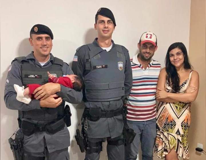 Policiais militares salvam bebê de 41 dias que se engasgou