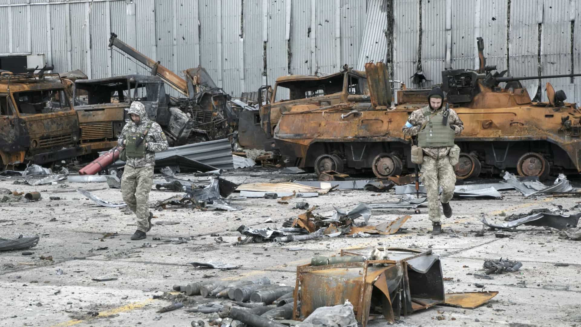 Ucrânia diz ter atacado comboio militar e principal navio russo na região