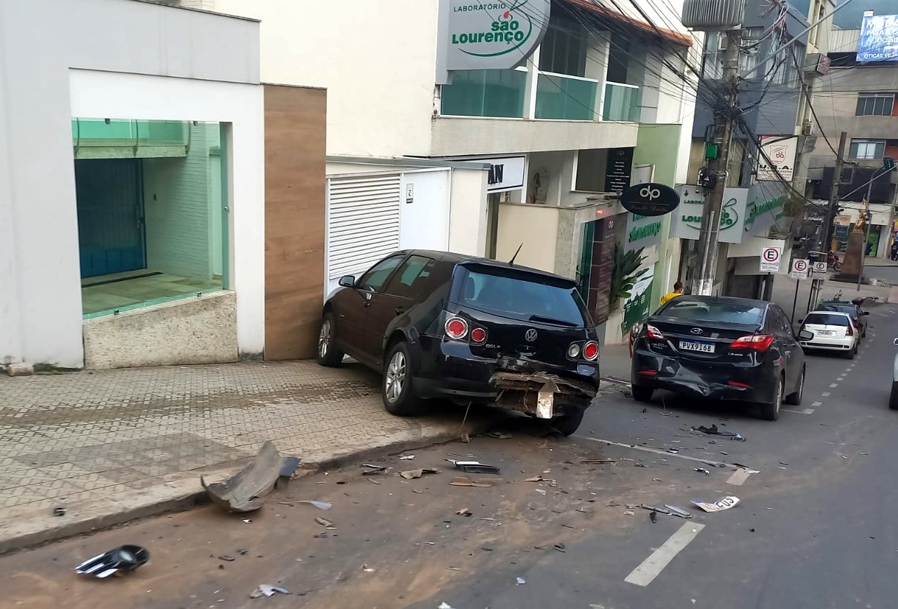 Motorista foge após bater em carros estacionados no Centro de Manhuaçu