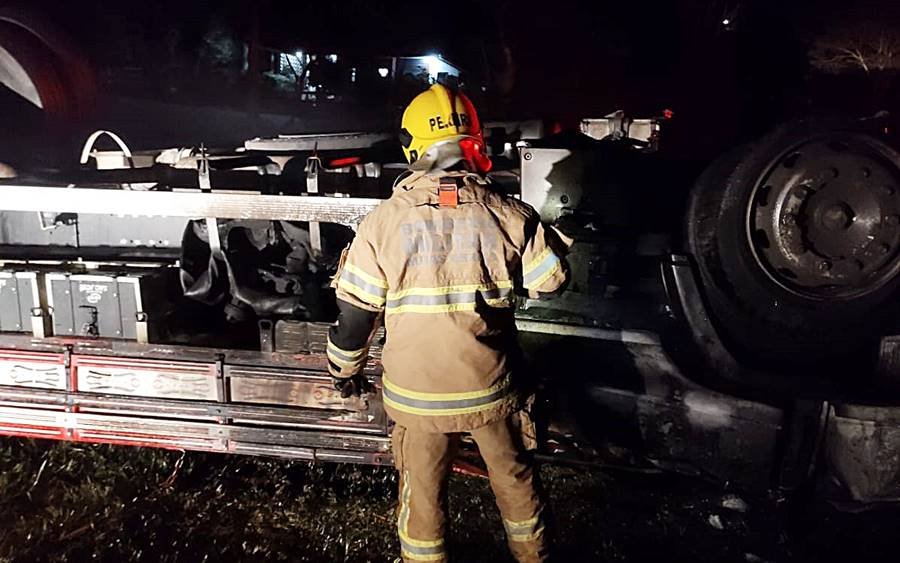 Caminhoneiro de Manhuaçu morre após veículo tombar e pegar fogo na BR-116