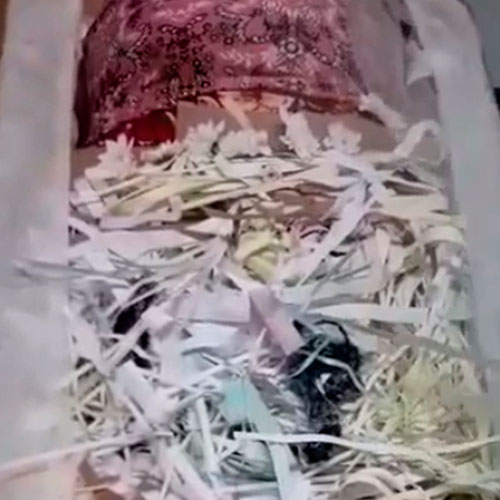 Funerária coloca papéis picados dentro de caixões e ao lado de corpos