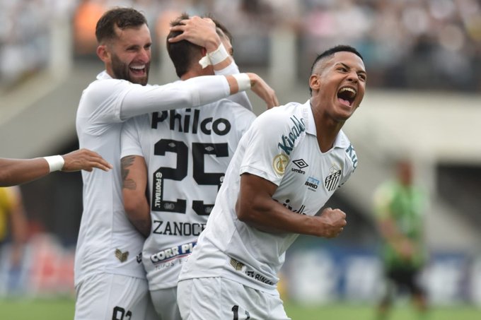 Santos vence América-MG e vira líder do Brasileiro