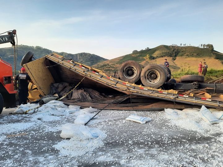 Acidente com carreta e caminhões deixa um morto na BR 262