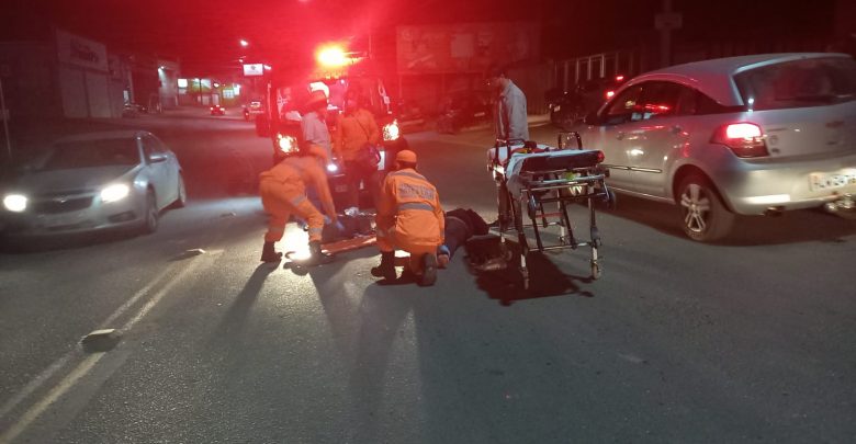 Casal fica ferido após queda de moto na Avenida Tancredo Neves
