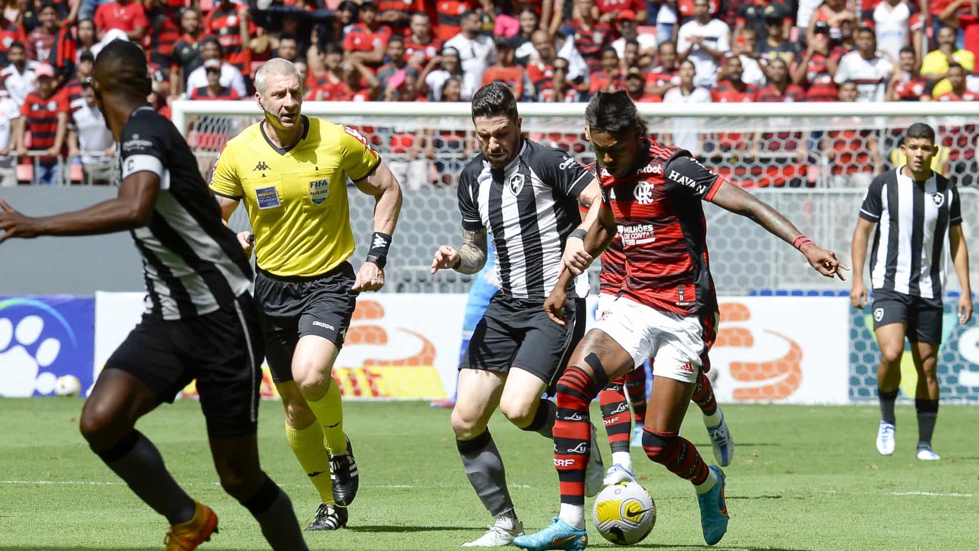 Golaço de Erison dá vitória ao Botafogo no clássico e turbulência aumenta no Fla