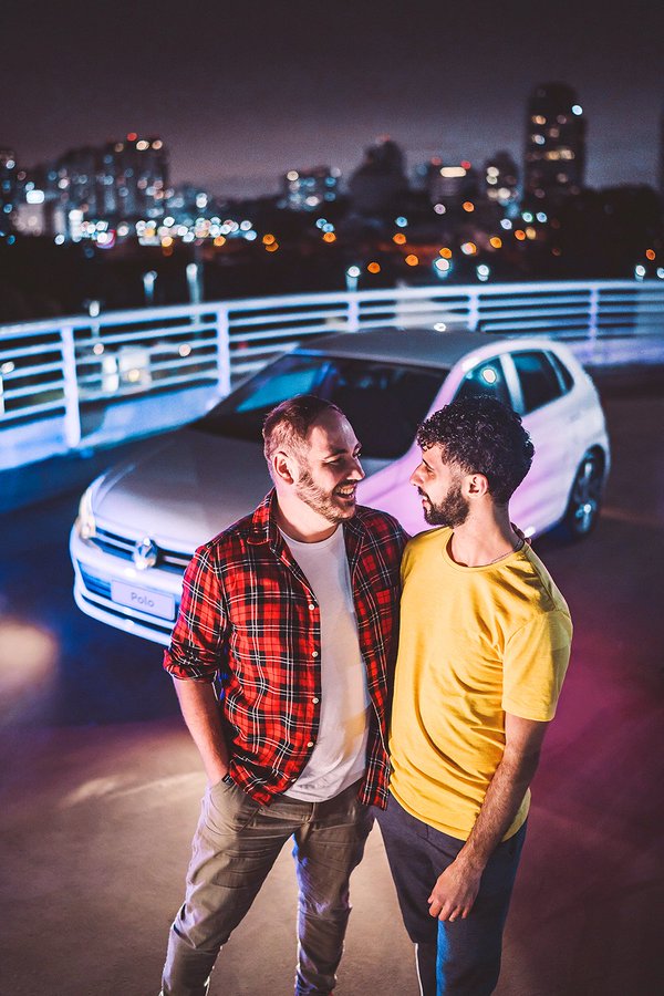 Propaganda da Volkswagen com casal gay é alvo de ataques homofóbicos
